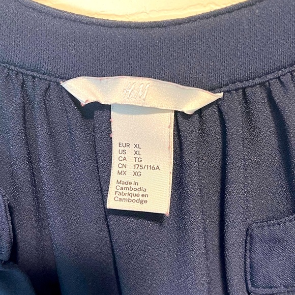 🍊5/$35 H&M Navy Sleeveless Blouse XL🍊 - Picture 3 of 5